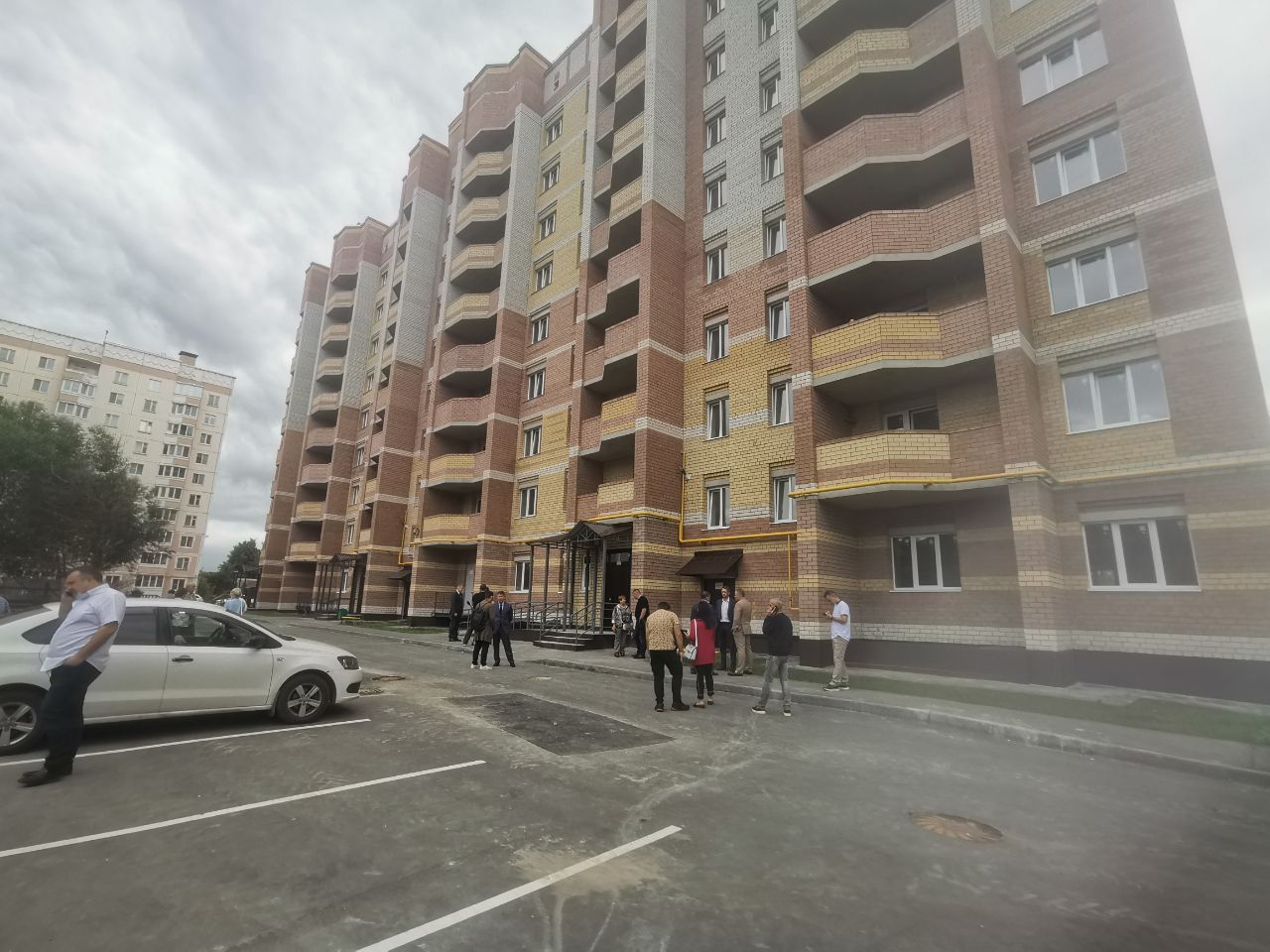 Обманутые дольщики в Костроме празднуют окончание строительства дома на улице Галичской