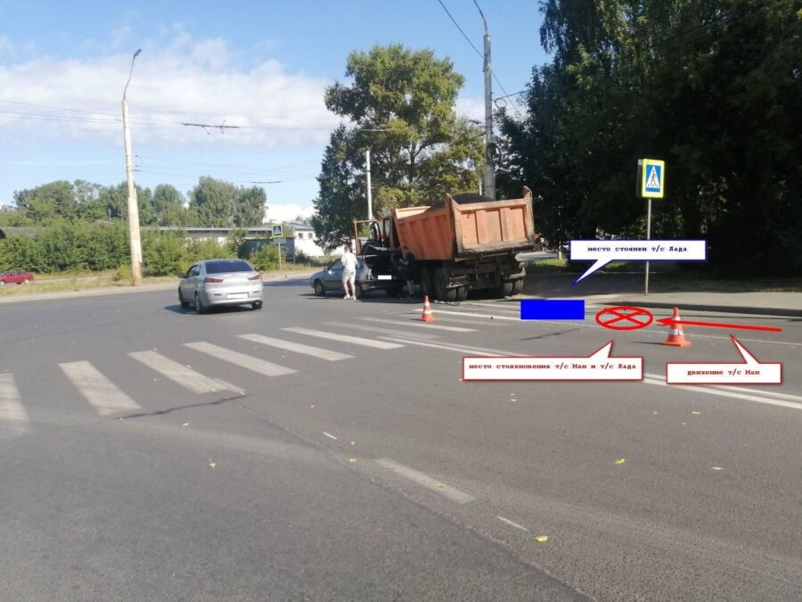 Месячная малышка попала в аварию с грузовиком в Костроме