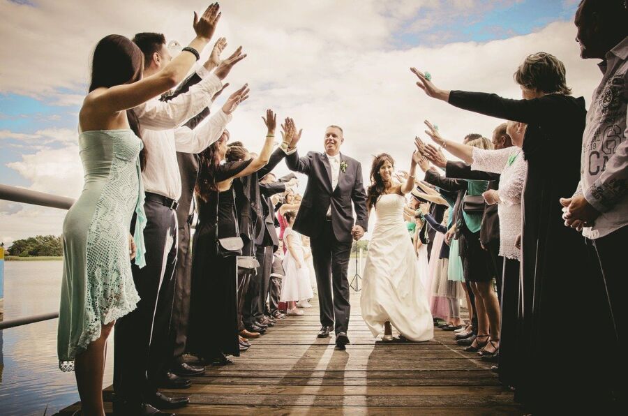Тенденции свадеб в Костроме: никаких денег, пауки и брачный танец под Rammstein