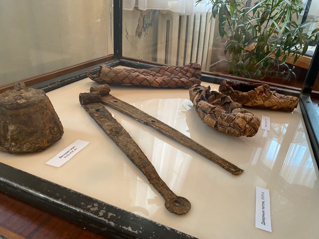 Стильный гардероб и игральные кости XVII века нашли в Костромской области