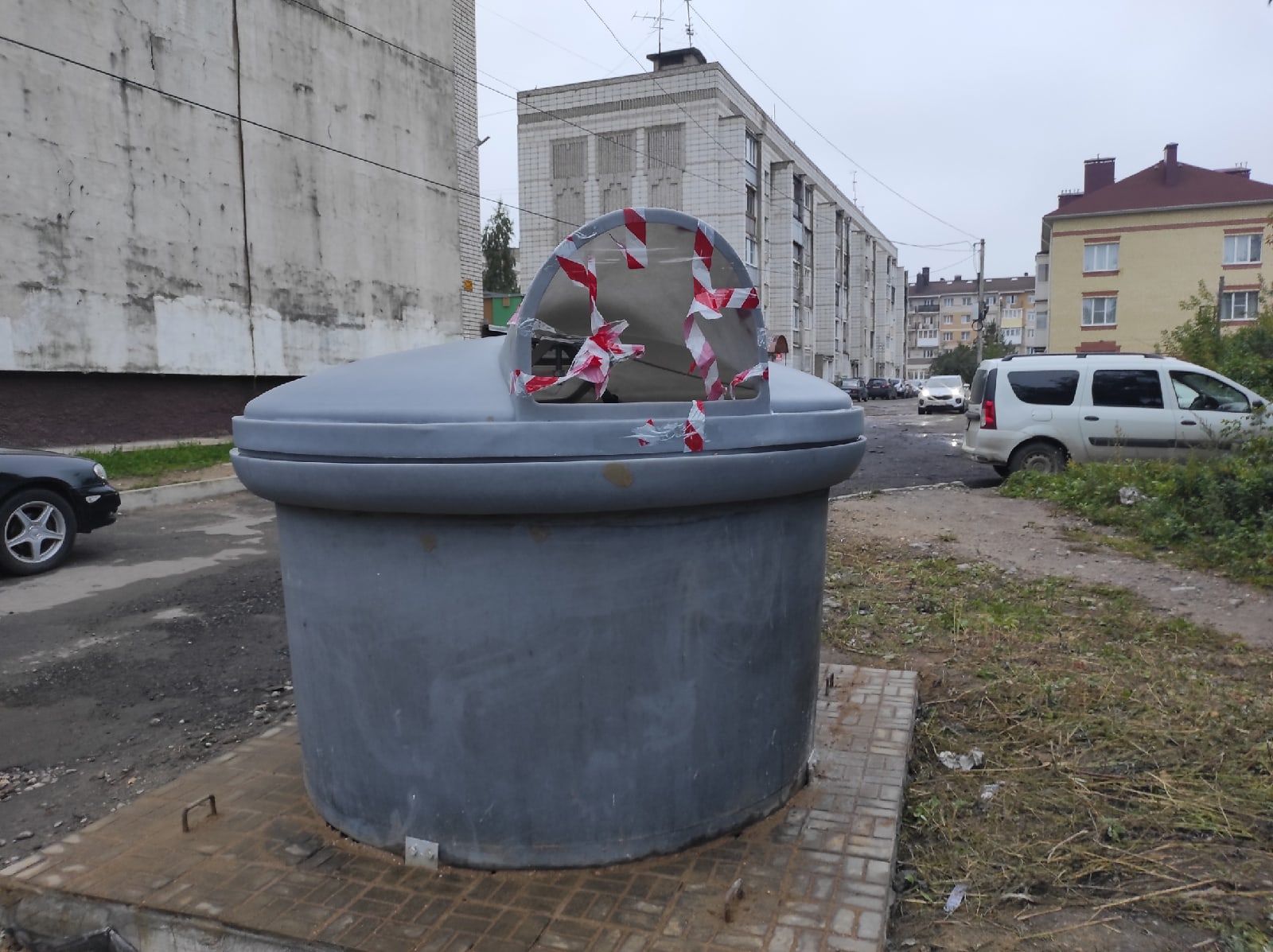 Костромичи отказываются от мусорного контейнера, а чиновники его все равно ставят