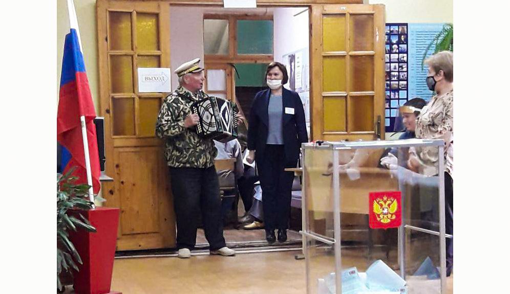 Выборы в Костромской области: в избиркомы несут цветы, приводят собак,  играют на фортепиано