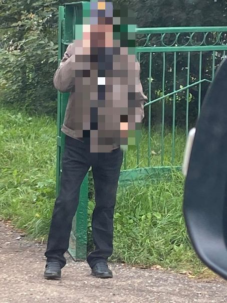 Костромичи: неизвестный мужчина в очках раздевается у школы перед детьми