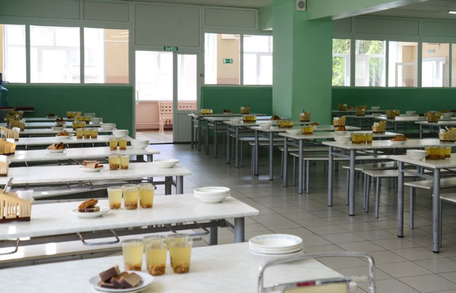 Почему одних детей в школах кормят бесплатными обедами, а других — нет: объясняем