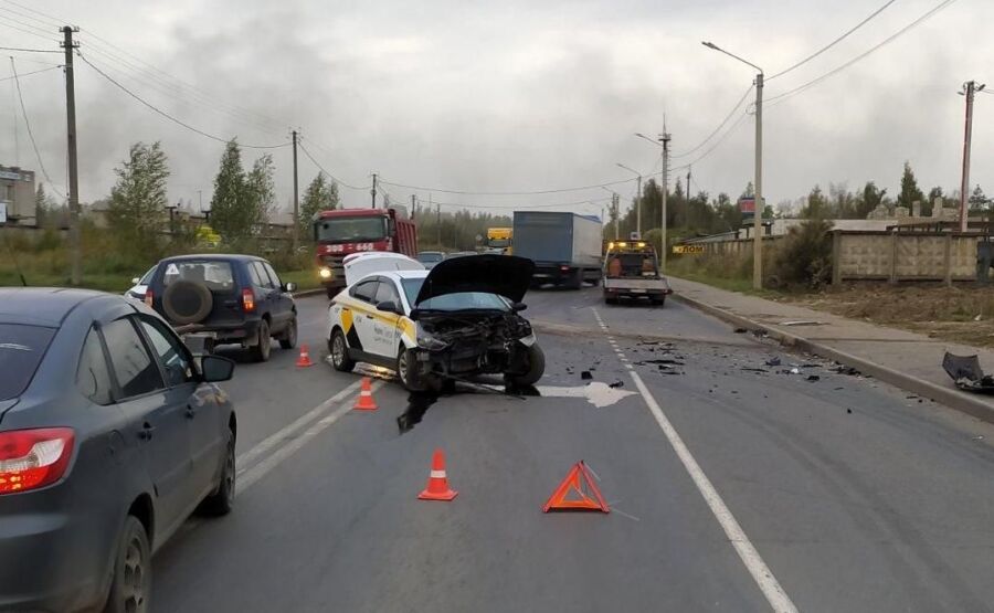 Четыре человека пострадали в аварии в Костроме