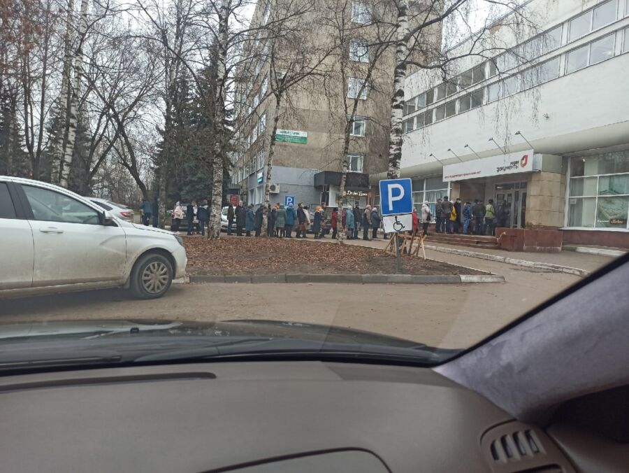 Костромичи в километровой очереди у входа в МФЦ требуют QR-коды