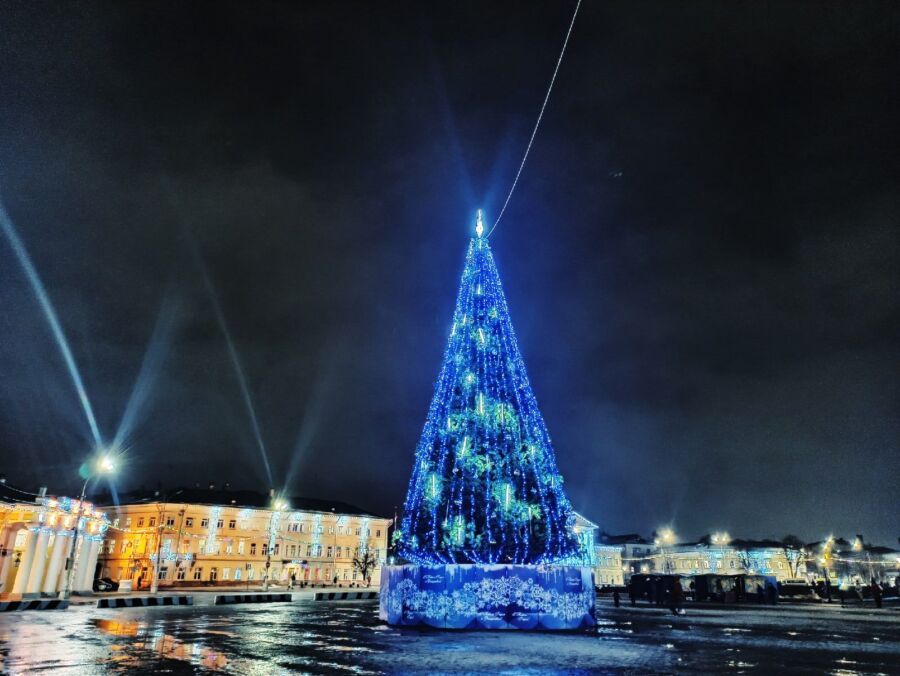Большая новогодняя елка с украшениями за полмиллиона рублей вот-вот появится в центре Костромы