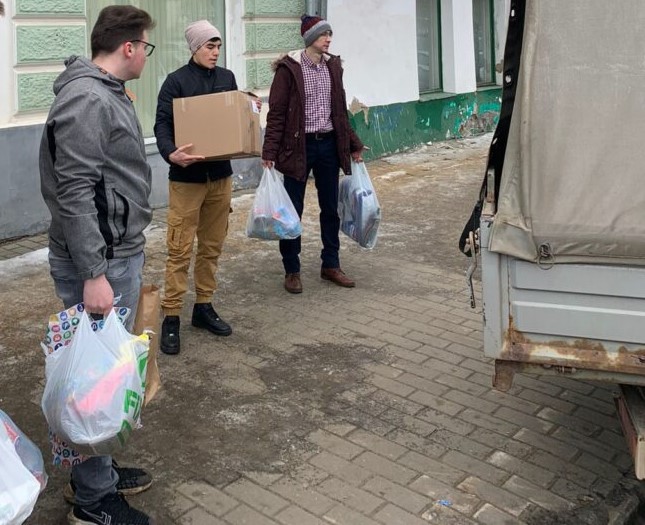 Горожане собирают еду, носки и берцы костромским военнослужащим на Украину
