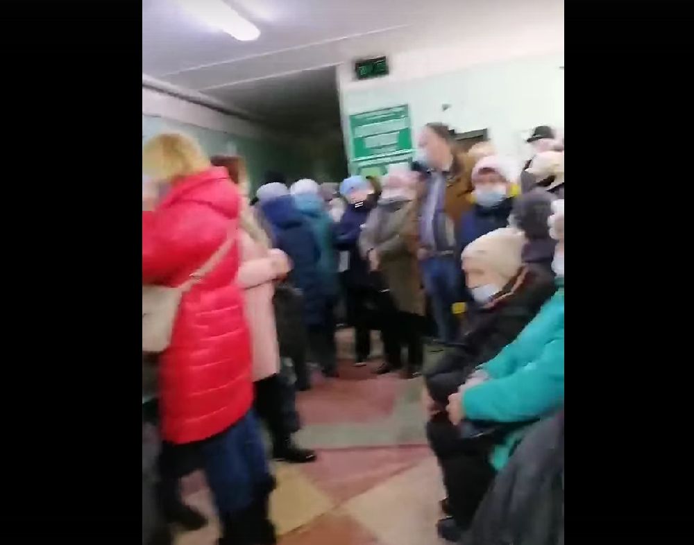 Филиал ада: десятки горожан оккупировали коридор поликлиники Костромы