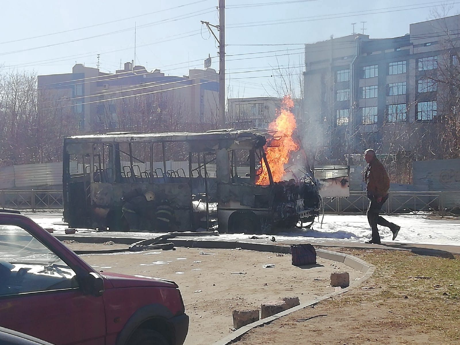 Пазик с пассажирами загорелся посреди дороги в Костроме