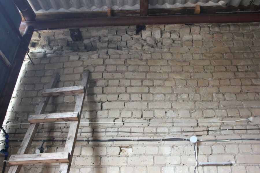 Беда не приходит одна: в костромском приюте рушится стена