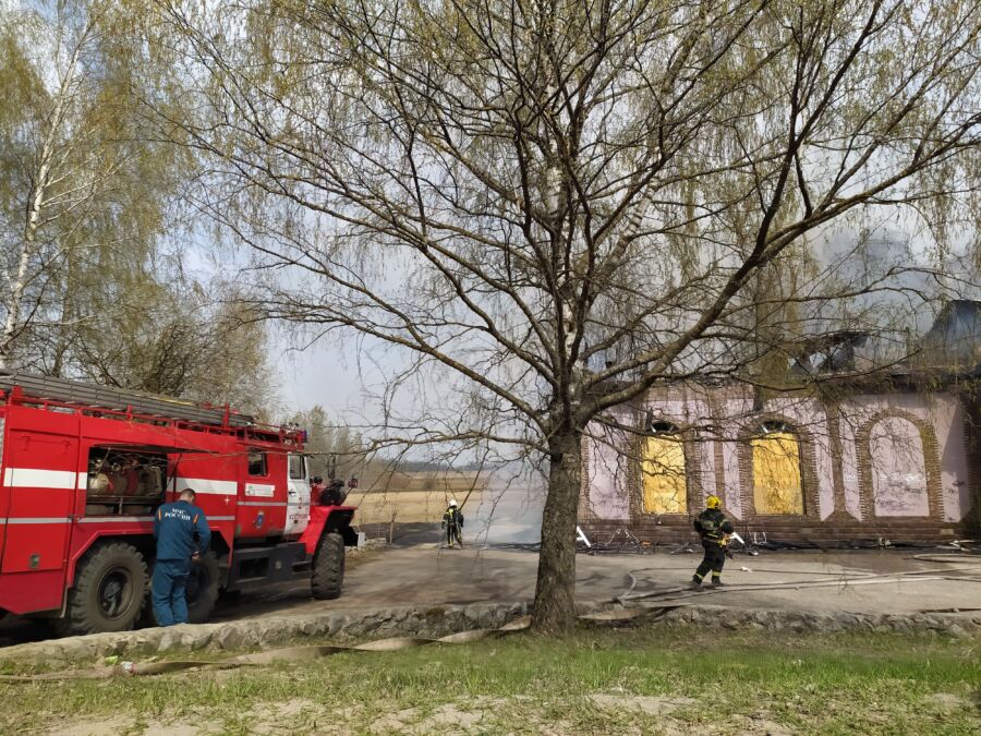 Здание кафе горит в Костроме: фото