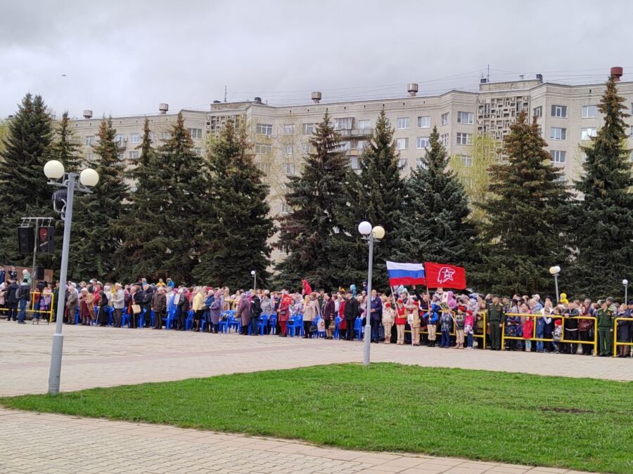 Парад Победы в Костроме: пришли сотни горожан