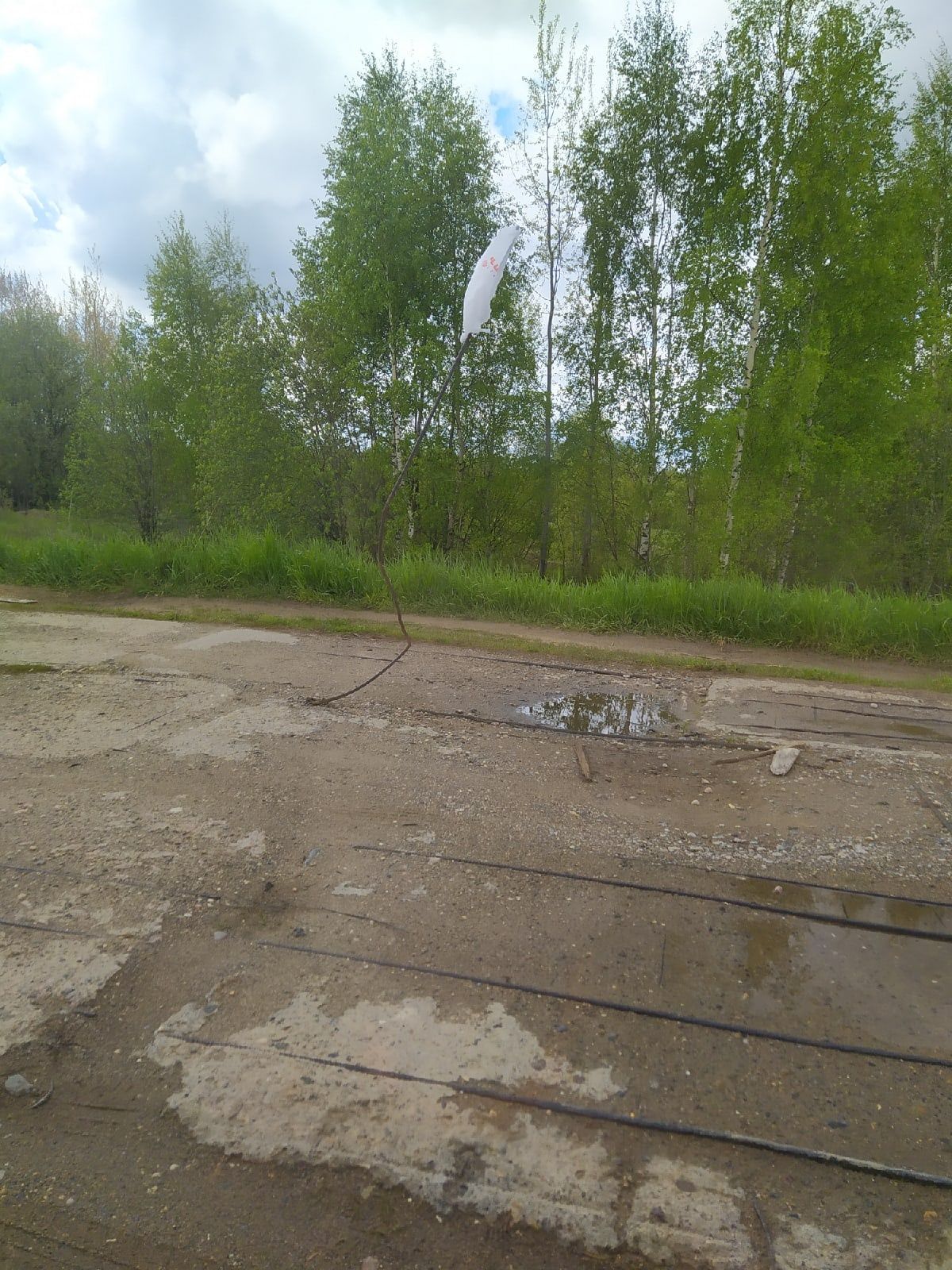 «Везде бетонные плиты с торчащей арматурой»: по дорогам Костромской области опасно ездить
