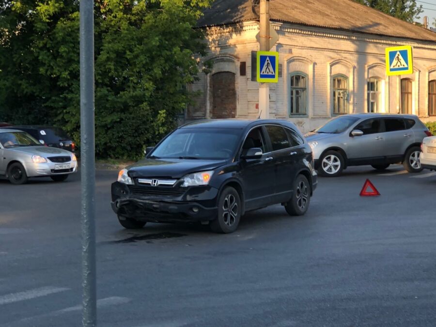 Два кроссовера не поделили дорогу у морга в Костроме