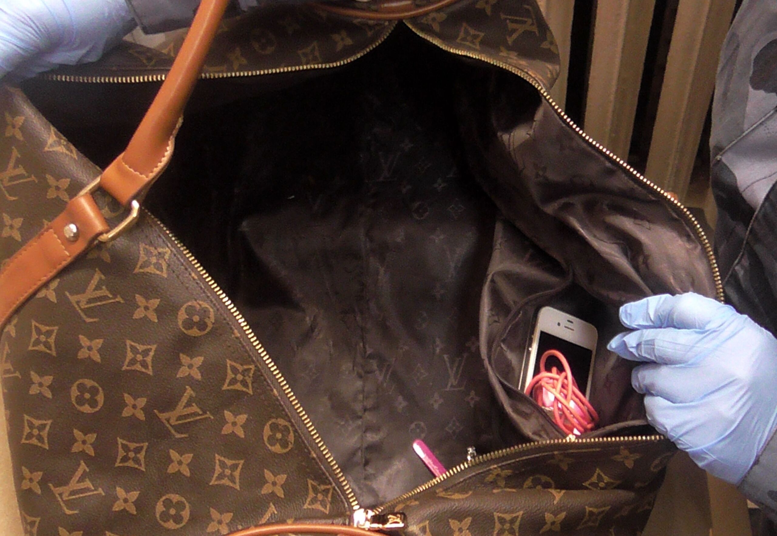 Духи Tommy Hilfiger и сумка от Louis Vuitton: что заказывают себе костромские осужденные