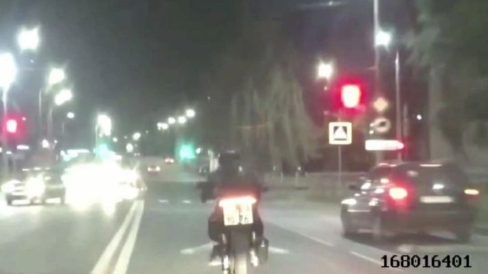 Выезжал на тротуар, бросал шлем: в Костроме произошла эпичная погоня за мотоциклистом