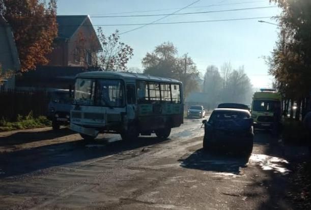Две пассажирки автобуса пострадали во время аварии в Костроме