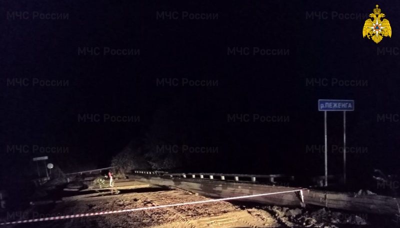Отрезаны от мира: большегруз разрушил важный мост в Костромской области