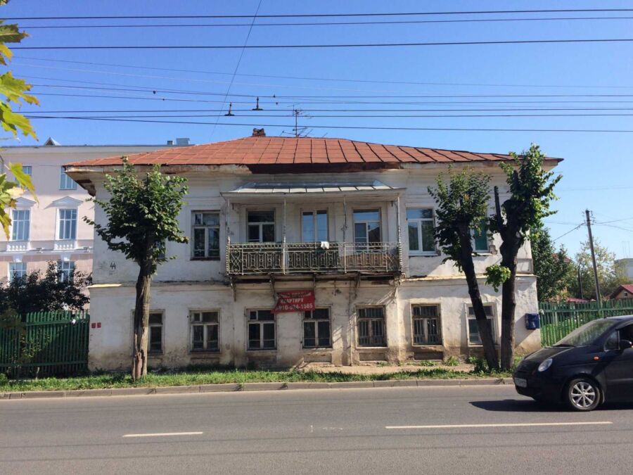«Ручьем течет вода по стенам»: жители памятника архитектуры в Костроме боятся находиться дома