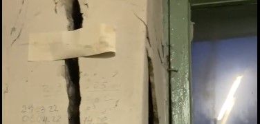 Немного о ремонте: огромные трещины в костромском доме заклеивают скотчем