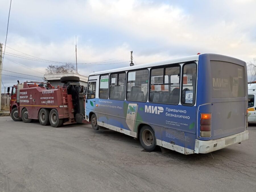 Водитель без прав, автобусы с рваными шинами: в Костроме проверили работу общественного транспорта