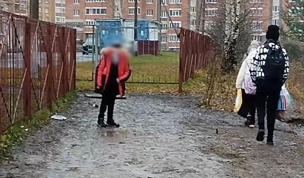 Дети скачут по камням: тропинка к одной из школ Костромы превратилась в полосу препятствий